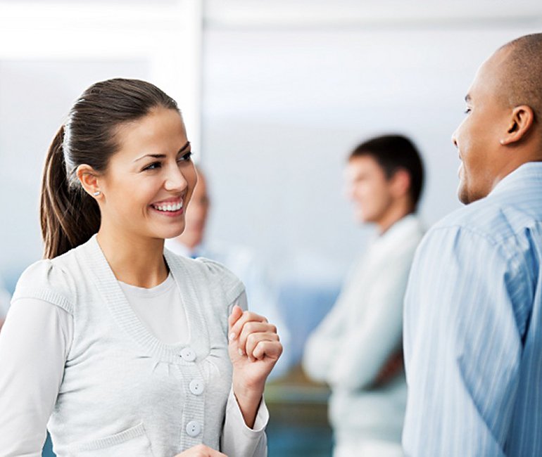 Pessoas conversando em um ambiente de trabalho