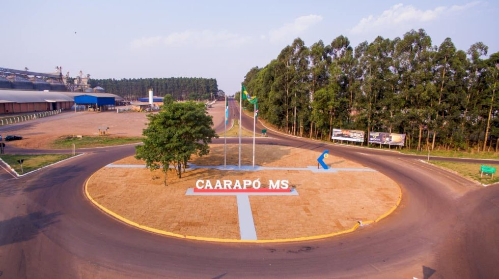 Entrada de Caarapó, com o nome da cidade e as bandeiras na rotatória